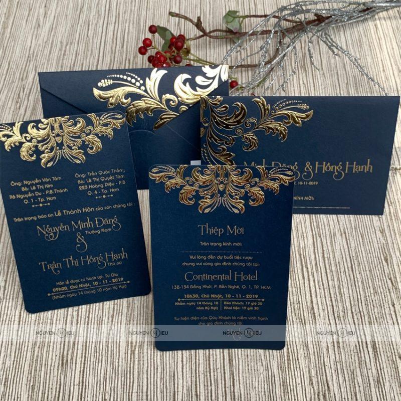 Thiệp cưới Hiếu Nguyễn - Thiệp Cưới Ép Kim - Lời Kể Của Tình Yêu Trong Ánh Sáng Lung Linh 1557582518 DQ2018XANHDUONG